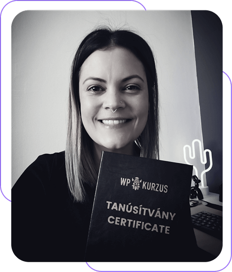 professzionális webdesigner oklevéllel, mosolyogva